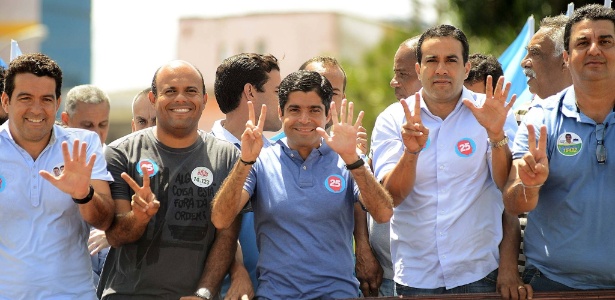 ACM Neto (centro) vence no primeiro turno e se reelege prefeito de Salvador
