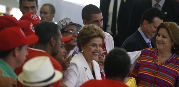 Sob gritos de "Não vai ter golpe", presidente Dilma Rousseff é saudada por integrantes de movimentos sociais no lançamento do Minha Casa, Minha Vida 3