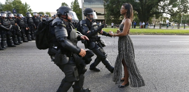 A imagem de Evans, impassível diante da tropa de choque, correu o mundo