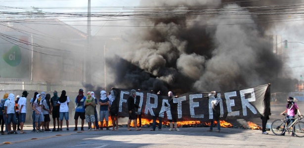 13dez2016 mascarados estudantes realizam protesto contra a pec 55 na avenida cruz cabuga no bairro de santo amaro no recife pe na manha desta terca feira 13 com faixas e gritos de guerra