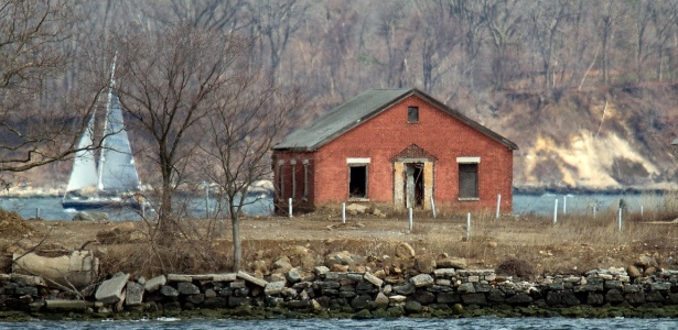 Casa abandonada em Hart Island, ilha desabitada de Nova York que contém o maior cemitério dos EUA