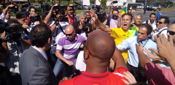 Manifestantes pró e contra Lula entram em choque em frente ao Palácio do Planalto - Leandro Prazeres/UOL
