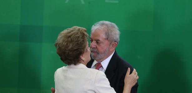 Dilma e Lula durante a posse do ex-presidente na Casa Civil, em março