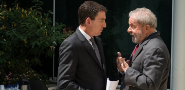 O ex-presidente Lula (à dir.) e o jornalista norte-americano Glenn Greenwald