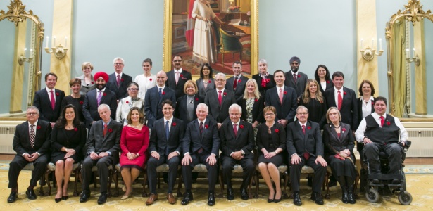 Trudeau, premiê canadense, posa com o seu gabinete igualitário, em que 50% dos ministérios são comandados por mulheres