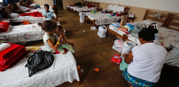 Mãe e filhos se acomodam em hotel em Mariana (MG) após a tragédia