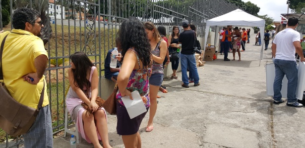 Rayder Bragon/UOL Com medo de atraso, candidatos já chegam a local de prova em Belo Horizonte - Rayder Bragon/UOL