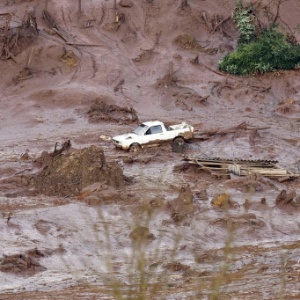 Carro é levado por enxurrada causada pelo rompimento da barragem da mineradora Samarco Fundão, em Mariana (MG)
