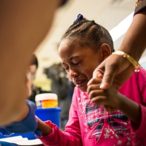 26.jan.2016 - Morgan Walker, 5, moradora de Flint, no Michigan (EUA), faz exames para avaliar a quantidade de chumbo presente em seu sangue