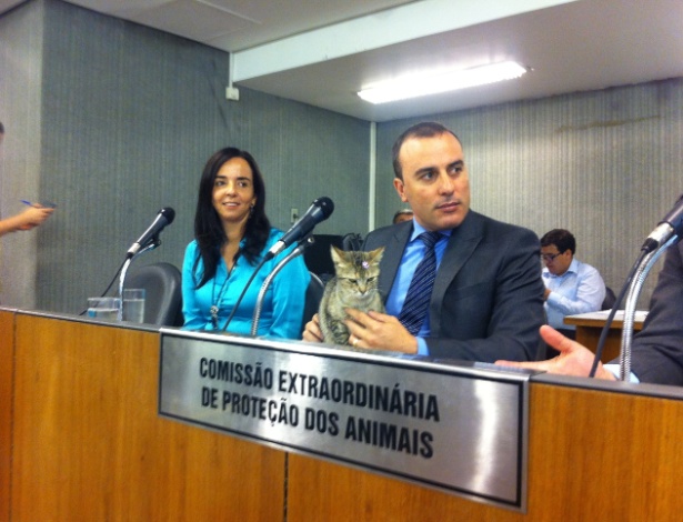 O deputado estadual Noraldino Jnior (PSC-MG), que passou dez dias com a gata Nora na Assembleia mineira