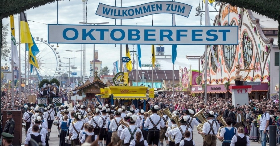 Veja fotos da animação nas Oktoberfest pelo mundo BOL Fotos