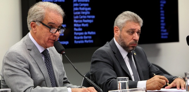 O deputado federal Marcos Montes (à esquerda) preside a comissão especial da Câmara que avalia mudanças no Estatuto do Desarmamento