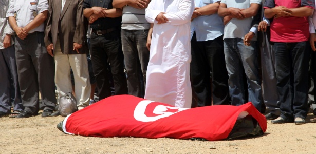 Amigos e parentes velam o corpo do capitão tunisiano Monoum Gharsaali, em 16 de junho deste ano, em Kasserine --a 360 quilômetros da capital Túnis--, um dia depois de ele ser assassinado por membros do Estado Islâmico