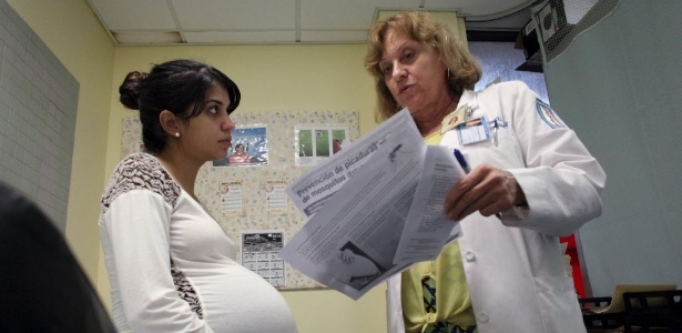 Nancy Trinidad, que está com 32 semanas de gestação, escuta orientações de uma médica sobre como prevenir zika, dengue, chikungunya em um hospital público em San Juan, Porto Rico