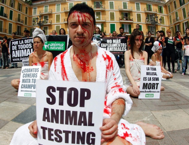 Ativistas protestam contra o uso de animais para testes em Palma de Mallorca, na Espanha