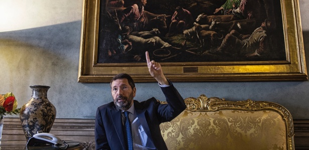 Ignazio Marino, prefeito de Roma, em seu gabinete