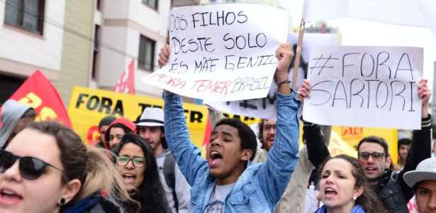 Em Passo Fundo (RS), manifestantes pedem "Fora Temer" e "Fora Sartori" - Diogo Zanatta/Futura Press/Estadão Conteúdo