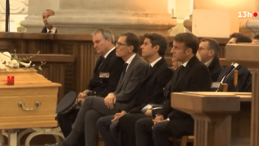Emmanuel Macron esteve presente no funeral do professor de Arras