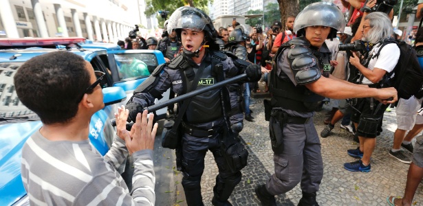 Policial tenta conter manifestante em protesto no Rio - Marcelo de Jesus/UOL