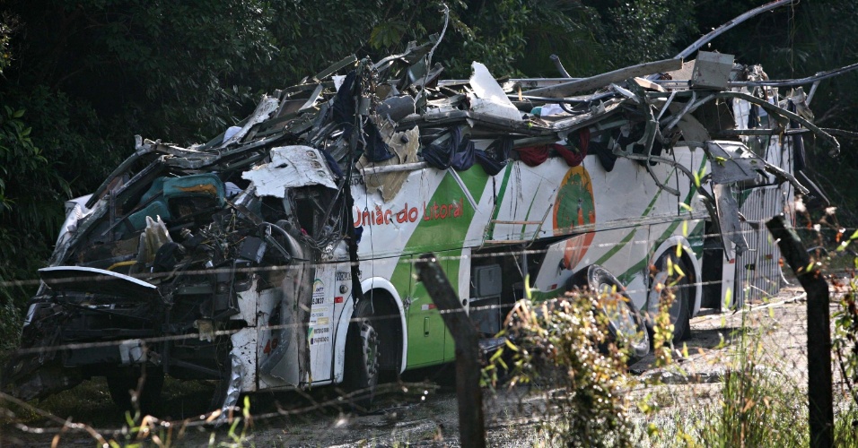 Empresa diz que &ocirc;nibus trafegava a 41 km/h no momento do acidente em SP