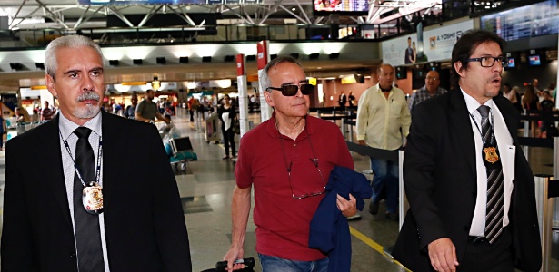 Nestor Cerveró chega ao aeroporto de Curitiba, acompanhado de policiais federais