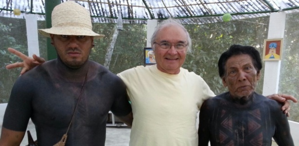O terapeuta holístico Eduardo Chianca com indígenas da tribo Fulni-ô, em Pernambuco