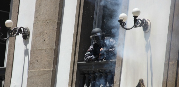 Os policiais usavam a sacada para atirar bombas de efeito moral em direção a servidores públicos que participam da manifestação