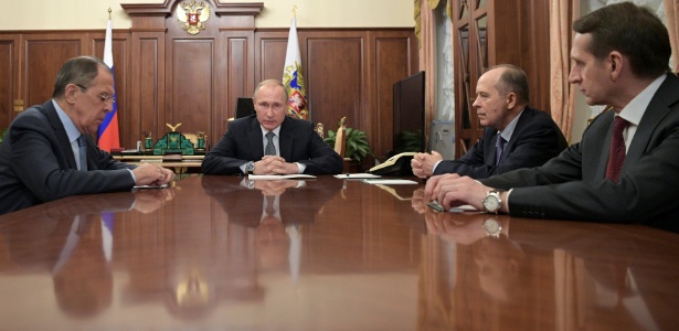 Putin conversa com membros do governo após atentado