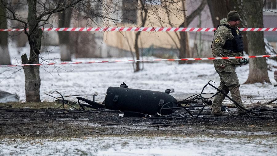 23.jan.24 - Um membro do esquadrão anti-bomba trabalha próximo a uma parte de um míssil após um ataque de míssil russo, em meio ao ataque da Rússia à Ucrânia, em Kiev, Ucrânia