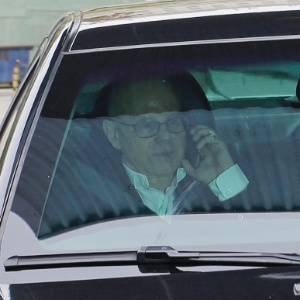 O ex-ministro da fazenda Guido Mantega deixa a superintendência da Polícia Federal