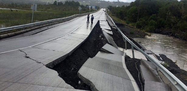Terremoto danifica estrada em Tarahuin, na ilha de Chiloé, no sul do Chile