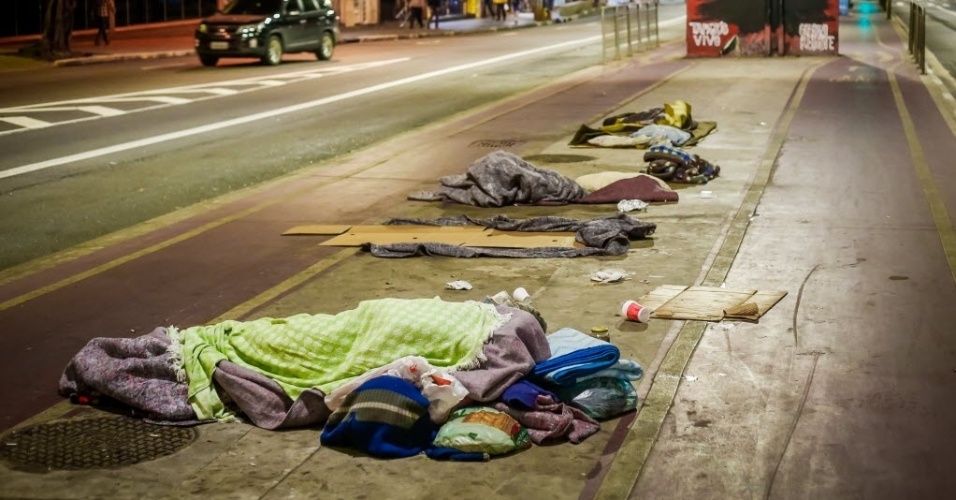 Moradores De Rua De Sp Lutam Para Resistir Ao Frio Bol Fotos Bol Fotos