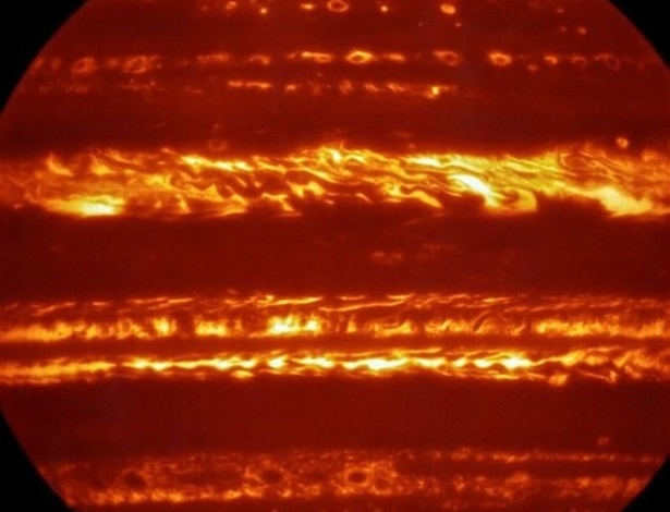 Imagem de Júpiter, colorida artificialmente, foi produzida por um equipamento de megatelescópio que consegue estudar a luz infravermelha de objetos celestes