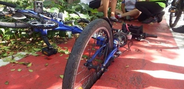 Bicicleta ficou presa em fenda de bueiro na ciclovia da avenida Pacaembu