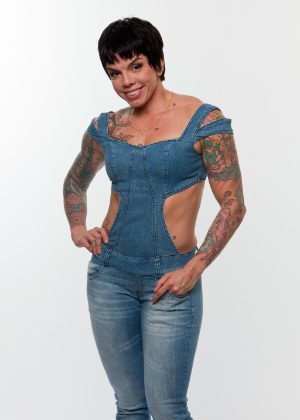Ex-VJ da MTV e apresentadora de um programa sobre sexo, Penélope Nova, 38, é filha do roqueiro Marcelo Nova e é conhecida por seus piercings e tatuagens