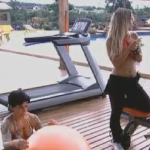 Reprodução/ Record Penélope e Robertha conversam na academia (8/7/12)