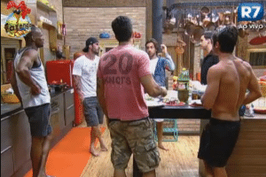 Homens da casa conversam sobre Natalia