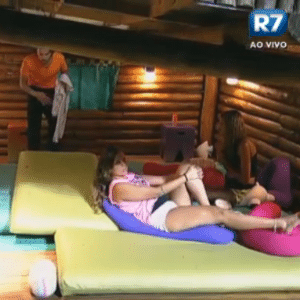 Gabriela e Angelis conversam na Casa da Árvore, as peoas estão começando uma amizada