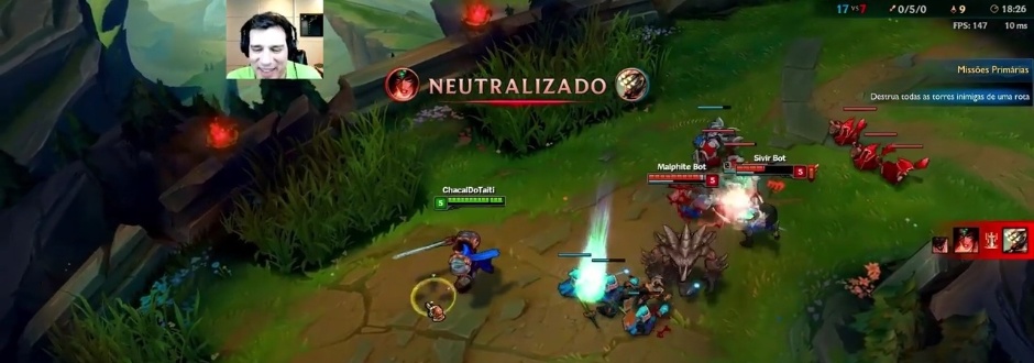 Celso Portiolli tenta jogar League of Legends; veja vídeo
