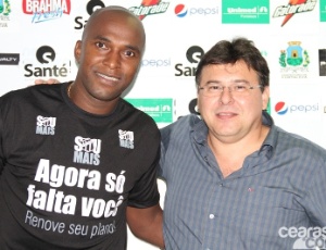 Atacante Itamar foi apresentado ao Ceará pelo vice-presidente do clube, Robinson de Castro