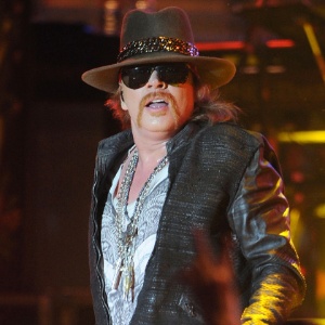 Axl Rose durante show do Guns N'Roses. O vocalista não aceitou dinheiro para sair da banda nos anos 80