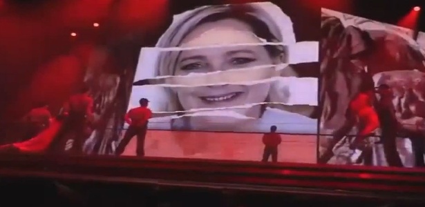 Imagem projetada no telão durante show de Madonna, com rosto da líder de ultradireita francesa Marine Le Pen