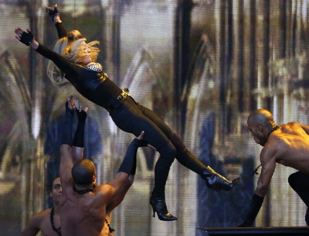 À luz do dia, Madonna se apresenta no Hyde Park, em Londres (17/7/12)