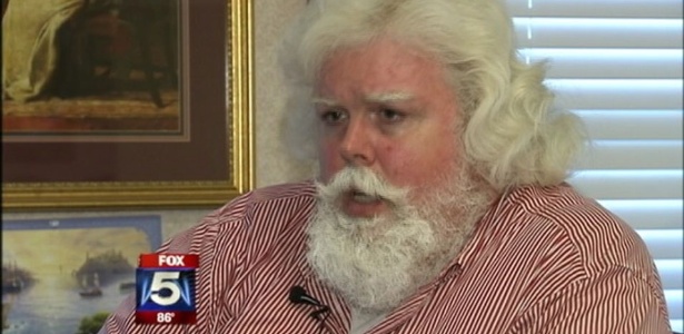 Pior que o tal de Thomas Tolbert se parece muito com o Papai Noel. Até eu confundiria