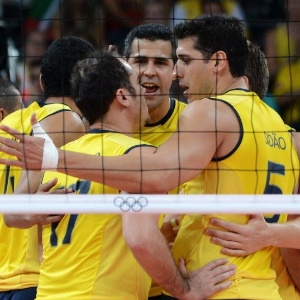 Ricardinho é abraçado pelos colegas; levantador ganhou nova chance de brigar pelo segundo ouro