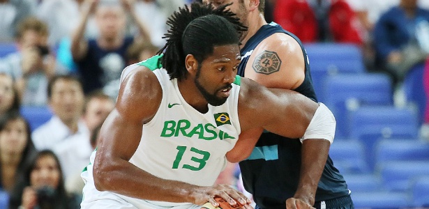 Pivô Nenê voltou a ser ovacionado pela torcida em um jogo da seleção no Brasil