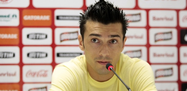 Dátolo espera reunião com Inter sobre 2013, mas revela desejo de ficar no Brasil