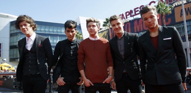 A boy band One Direction chega ao MTV Video Music Awards 2012 em Los Angeles. O grupo é indicado para as categorias: revelação e melhor vídeo pop