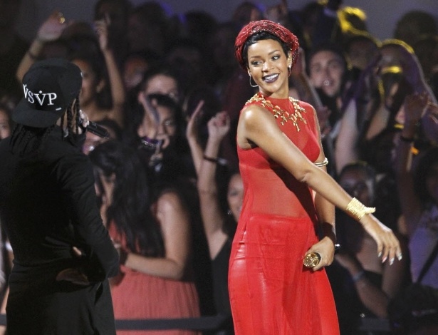 Rihanna faz apresentação da música "Cockiness" durante o MTV Video Music Awards 2012 em Los Angeles