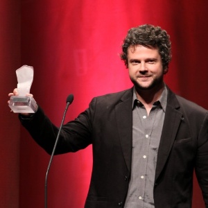 http://imguol.com/2012/09/17/selton-mello-recebe-o-premio-de-melhor-filme-por-o-palhaco-no-7-premio-contigo-de-cinema-1347936291762_300x300.jpg